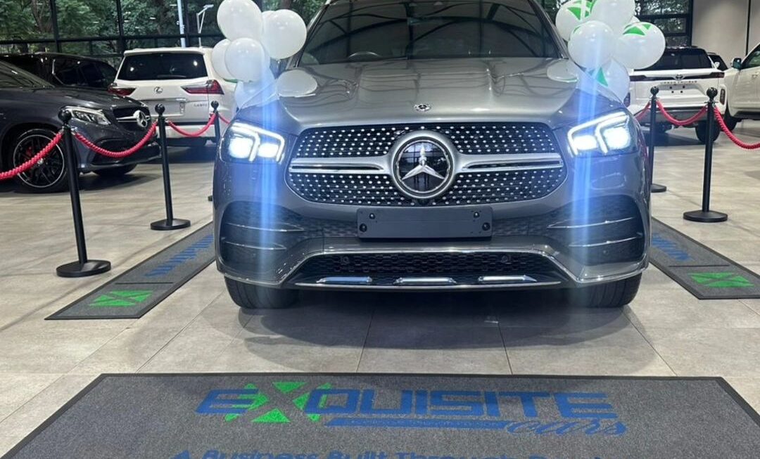 Wicknell Chivayo Gifts Sungura King Macheso a 2022 Mercedes-Benz GLE400d